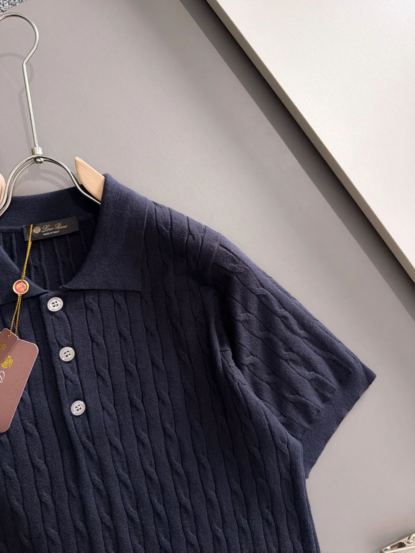 LP high quality Loro Piana 26ss New Arrival men's short-sleeved knitted T-shirt. Made of combed cotton yarn knitted cotton fabric, no pressure when entering and exiting the counter. Exclusive control of raw materials. It feels substantial when weighed, and the upper body is more textured than ordinary T-shirts. This texture can handle the weather easily and is suitable for both hot and cold! Loose fit design, looks noble. The only correct version is available Size: M to 3XL